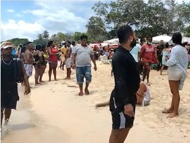 Aglomerados y sin tapabocas: Playa Blanca nuevamente se salió de control