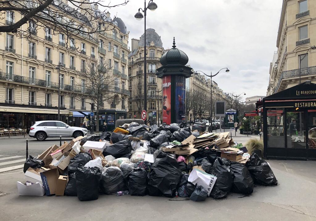 Basura en las calles de París. Foto: Li Yang / China News Service / VCG via Getty Images