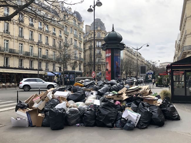 Basura en las calles de París. Foto: Li Yang / China News Service / VCG via Getty Images