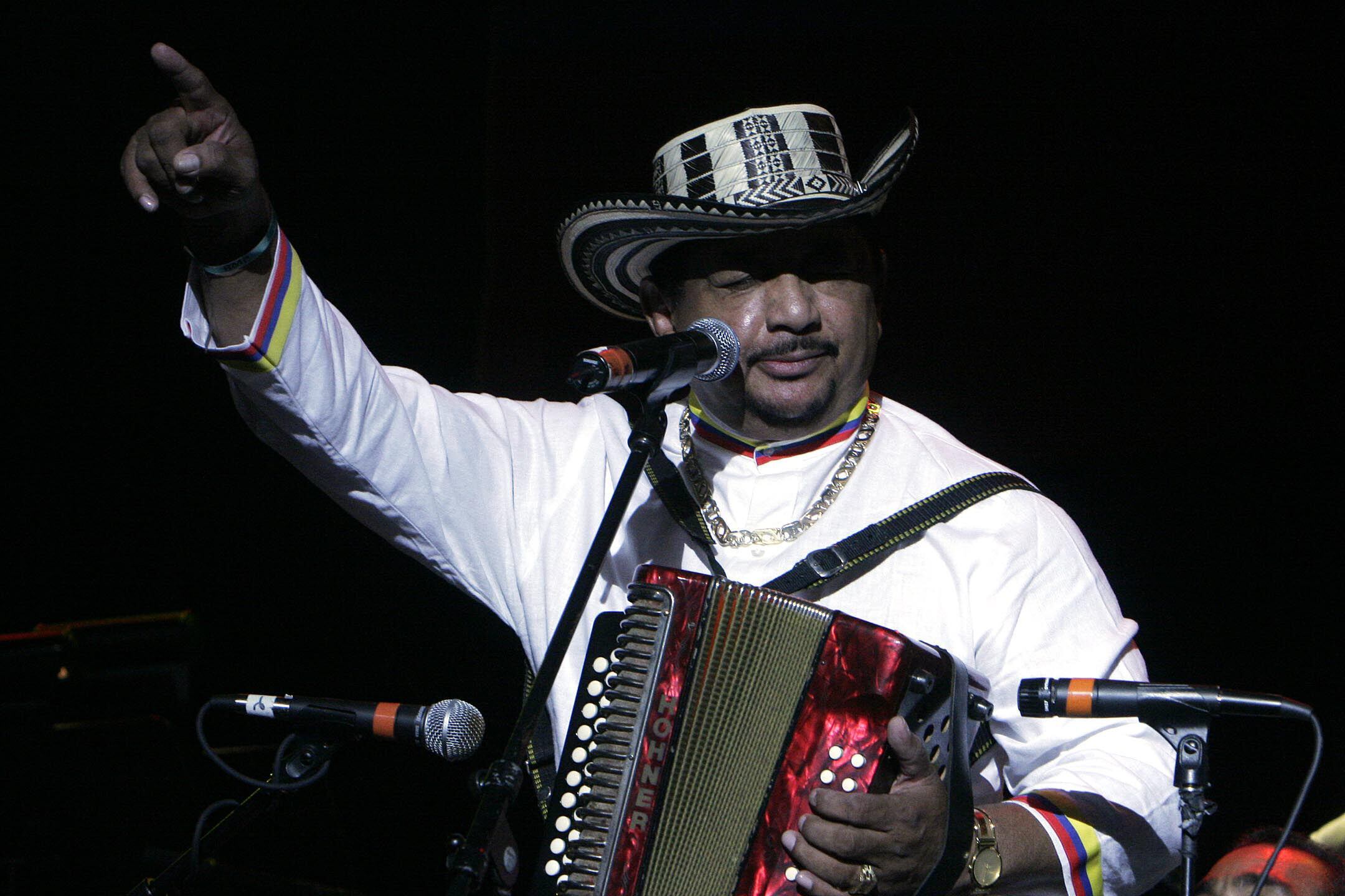 Fotografía de archivo fechada el 15 de julio de 2006 que muestra al músico Lisandro Meza , durante su actuación en el concierto "100% Colombiano", para celebrar la Independencia Colombiana, realizado en el Madison Square Garden de Nueva York (EE.UU.). El cantante, acordeonista y compositor colombiano Lisandro Meza, conocido internacionalmente por canciones como "Estás pillao", "Las tapas", o "Baracunátana", falleció este sábado, informaron fuentes médicas. EFE/Miguel Rajmil /ARCHIVO