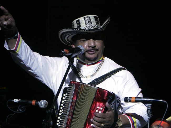 Fotografía de archivo fechada el 15 de julio de 2006 que muestra al músico Lisandro Meza , durante su actuación en el concierto &quot;100% Colombiano&quot;, para celebrar la Independencia Colombiana, realizado en el Madison Square Garden de Nueva York (EE.UU.). El cantante, acordeonista y compositor colombiano Lisandro Meza, conocido internacionalmente por canciones como &quot;Estás pillao&quot;, &quot;Las tapas&quot;, o &quot;Baracunátana&quot;, falleció este sábado, informaron fuentes médicas. EFE/Miguel Rajmil /ARCHIVO