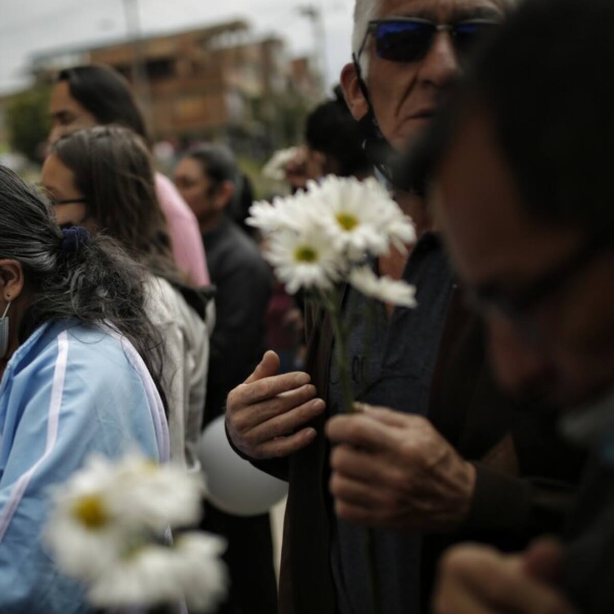 “Hacía un mandado en la tienda del barrio”: mamá del niño que murió en atentado contra CAI en Bogotá