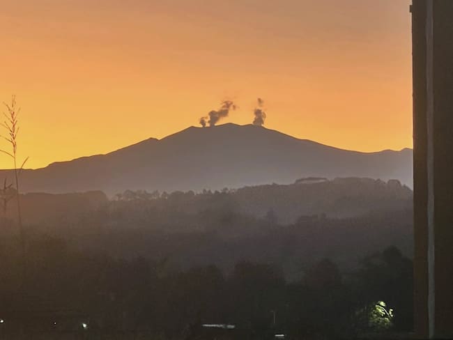 El Servicio Geológico Colombiano puntualizó que el estado de alerta del volcán permanece en amarillo. Crédito: Red de Apoyo Cauca.