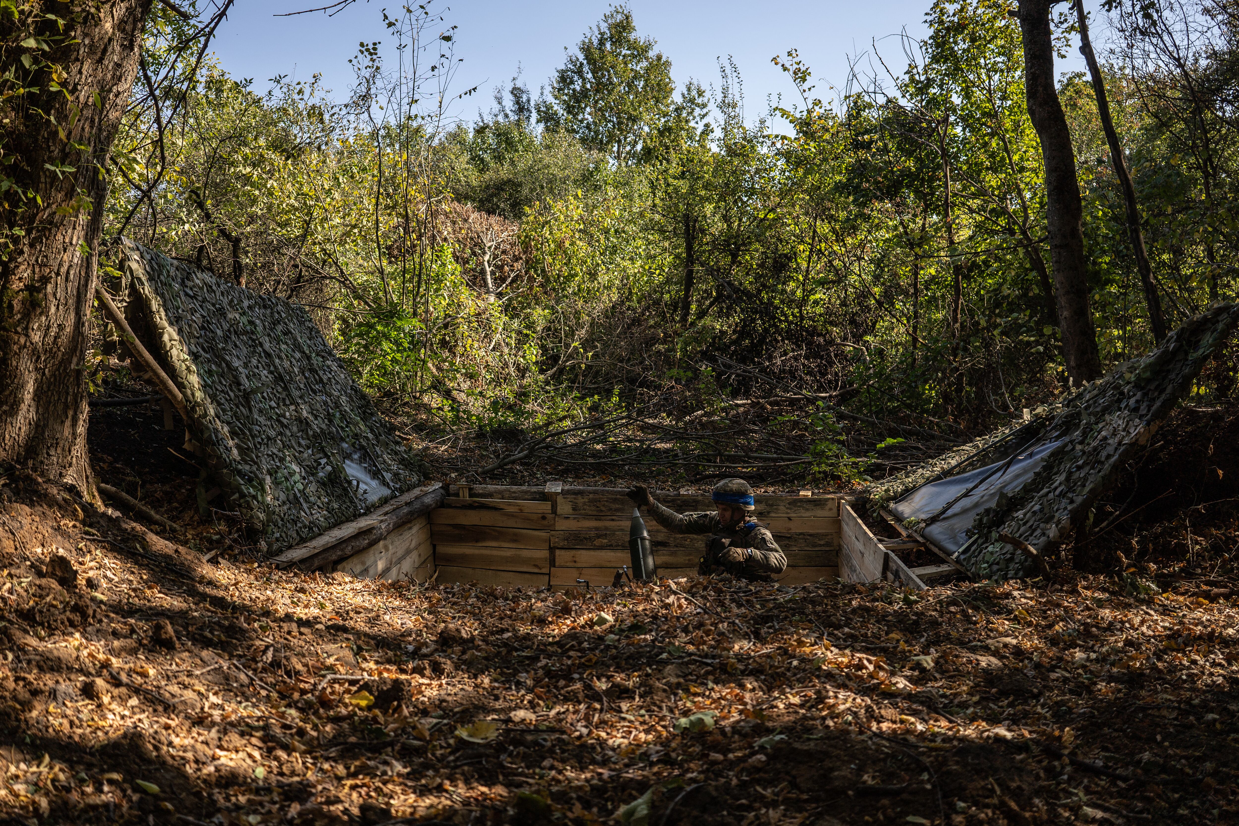 SUMY, UCRANIA - 30 DE SEPTIEMBRE: Un militar de las Fuerzas Armadas de Ucrania prepara un mortero de 120 mm para disparar contra posiciones enemigas. Fermin Torrano / Getty Images
