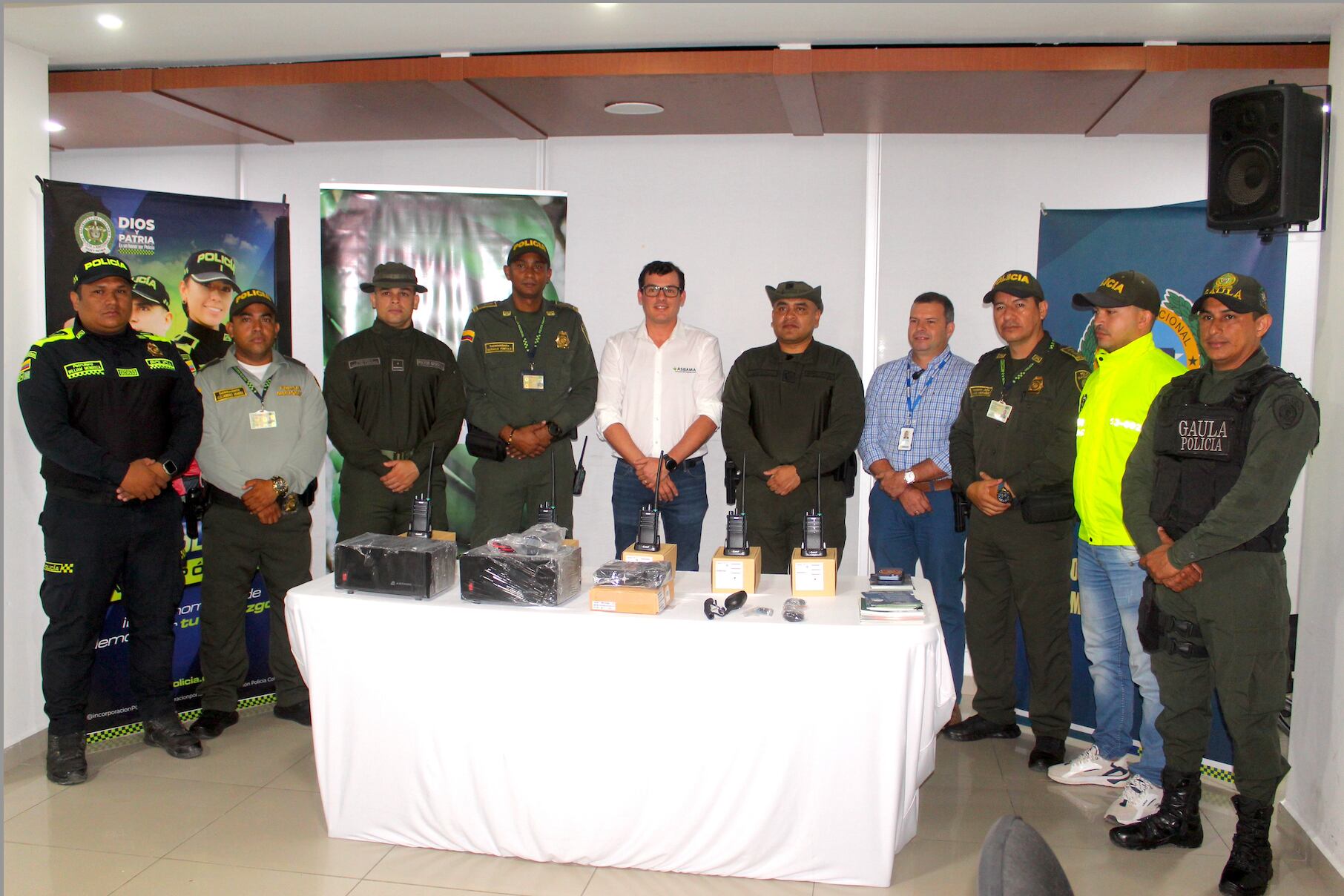 Entrega de donación a la policía del Magdalena/ Asbama