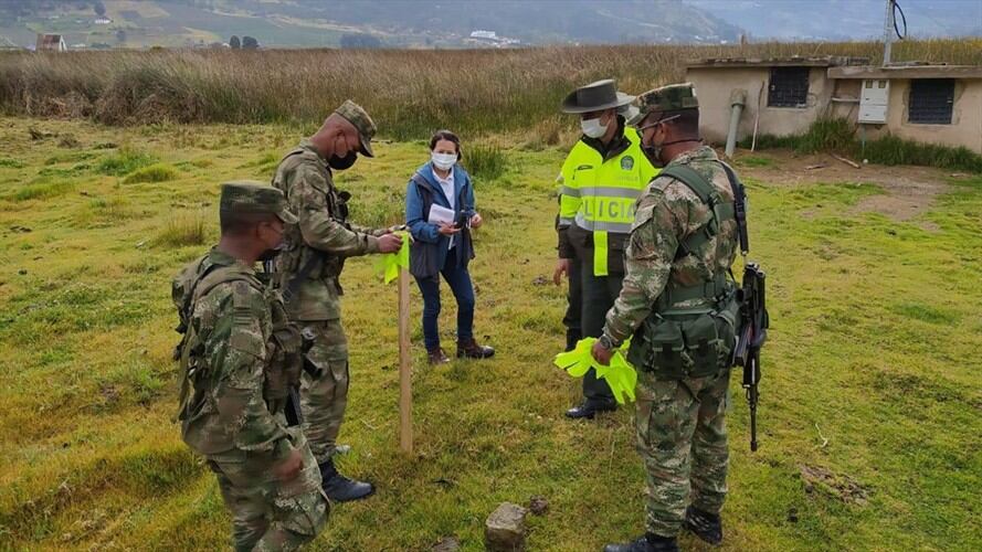 Se instalaron banderines con un GPS, marcando puntos para señalar a los lugareños del Lago de Tota, hasta donde llega la cota máxima de inundación. . Foto: Corpoboyacá