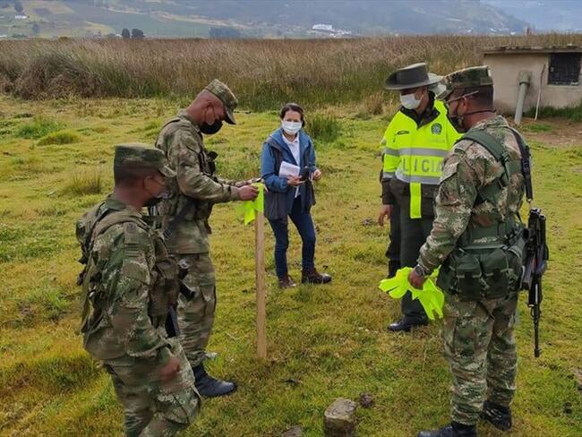 Se instalaron banderines con un GPS, marcando puntos para señalar a los lugareños del Lago de Tota, hasta donde llega la cota máxima de inundación. . Foto: Corpoboyacá