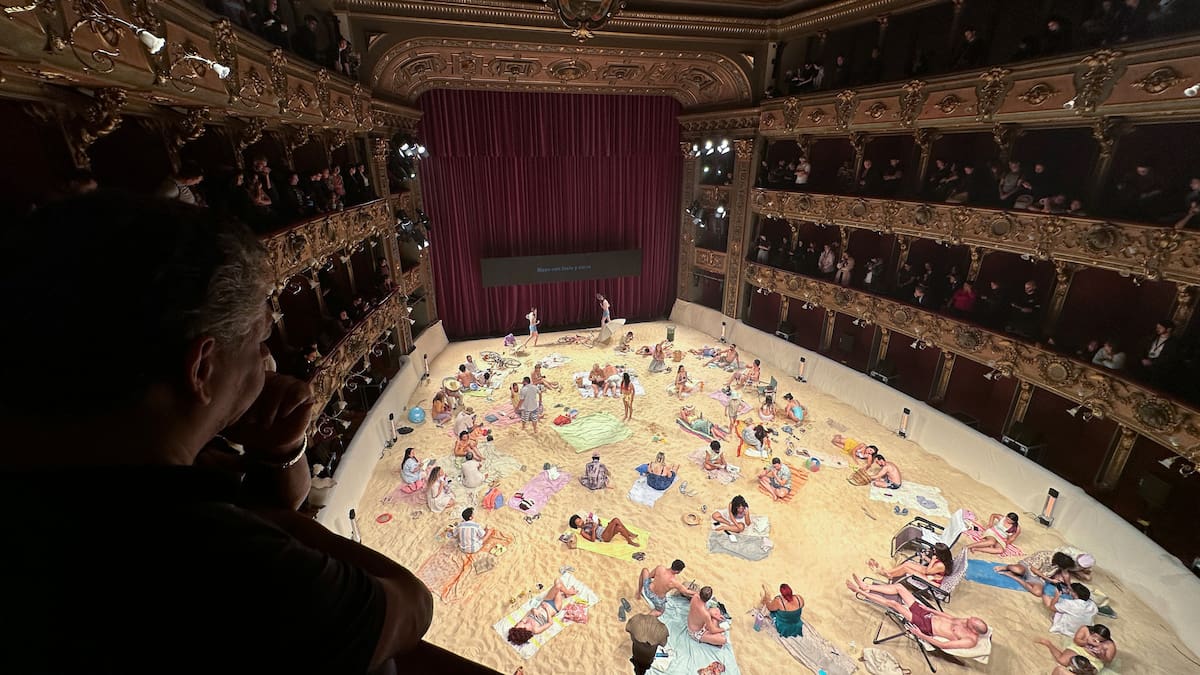 Ópera en vestido de baño: así es el espectáculo que convirtió el Teatro Colón en una playa