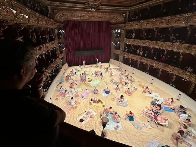 Ópera en vestido de baño: así es el espectáculo que convirtió el Teatro Colón en una playa