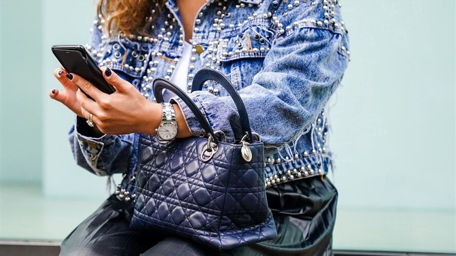 Persona con su celular. Foto: Referencia Getty