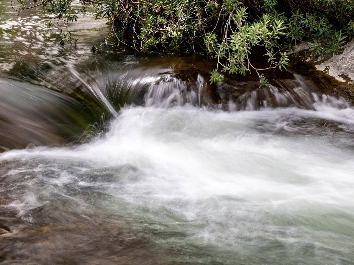 Sigue la búsqueda del hombre y la niña que cayeron a una quebrada en Itagüí, Antioquia