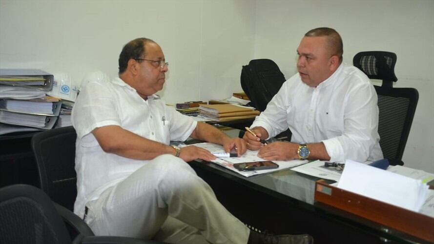 Jairo Romo y Román de la Rosa en la toma de posesión de la Supersalud a la ESE. Foto: Seguimiento.co