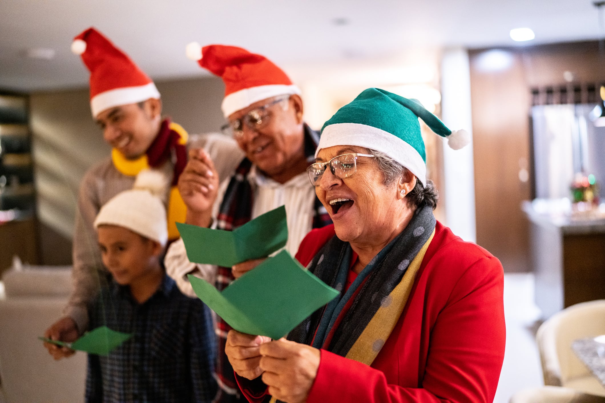 Familia rezando la novena de aguinaldos. Foto Vía Getty Images