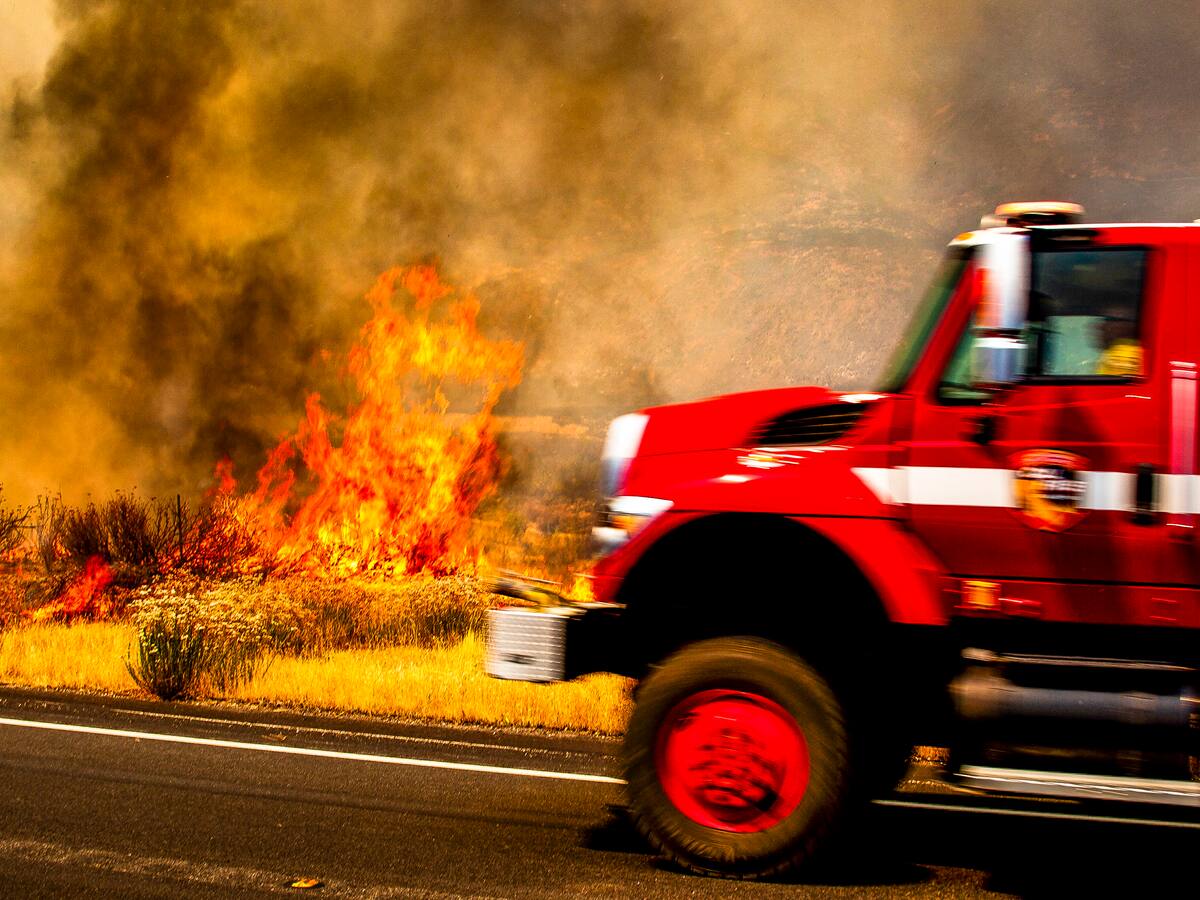Incendio al sur de California amenaza cientos de hogares y deja al menos tres heridos