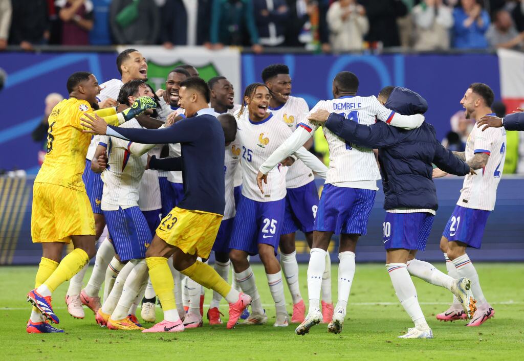 Selección de Francia tras vencer a Portugal. (Photo by Ian MacNicol/Getty Images)