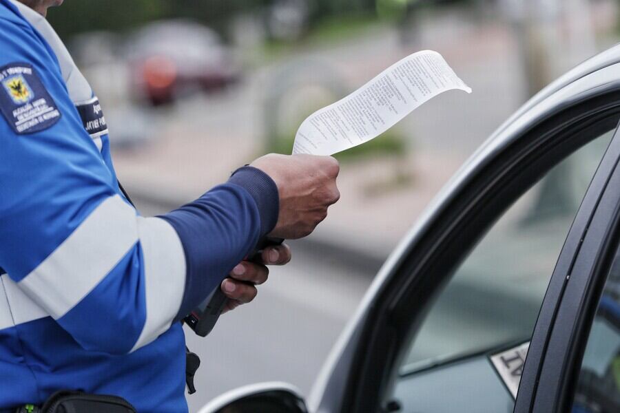 Imagen de referencia de un agente de tránsito imponiendo una multa / Foto: Colprensa