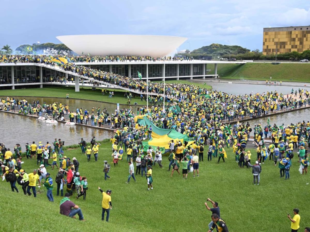 Fanáticos de Bolsonaro invadieron el Congreso de Brasil para protestar contra Lula