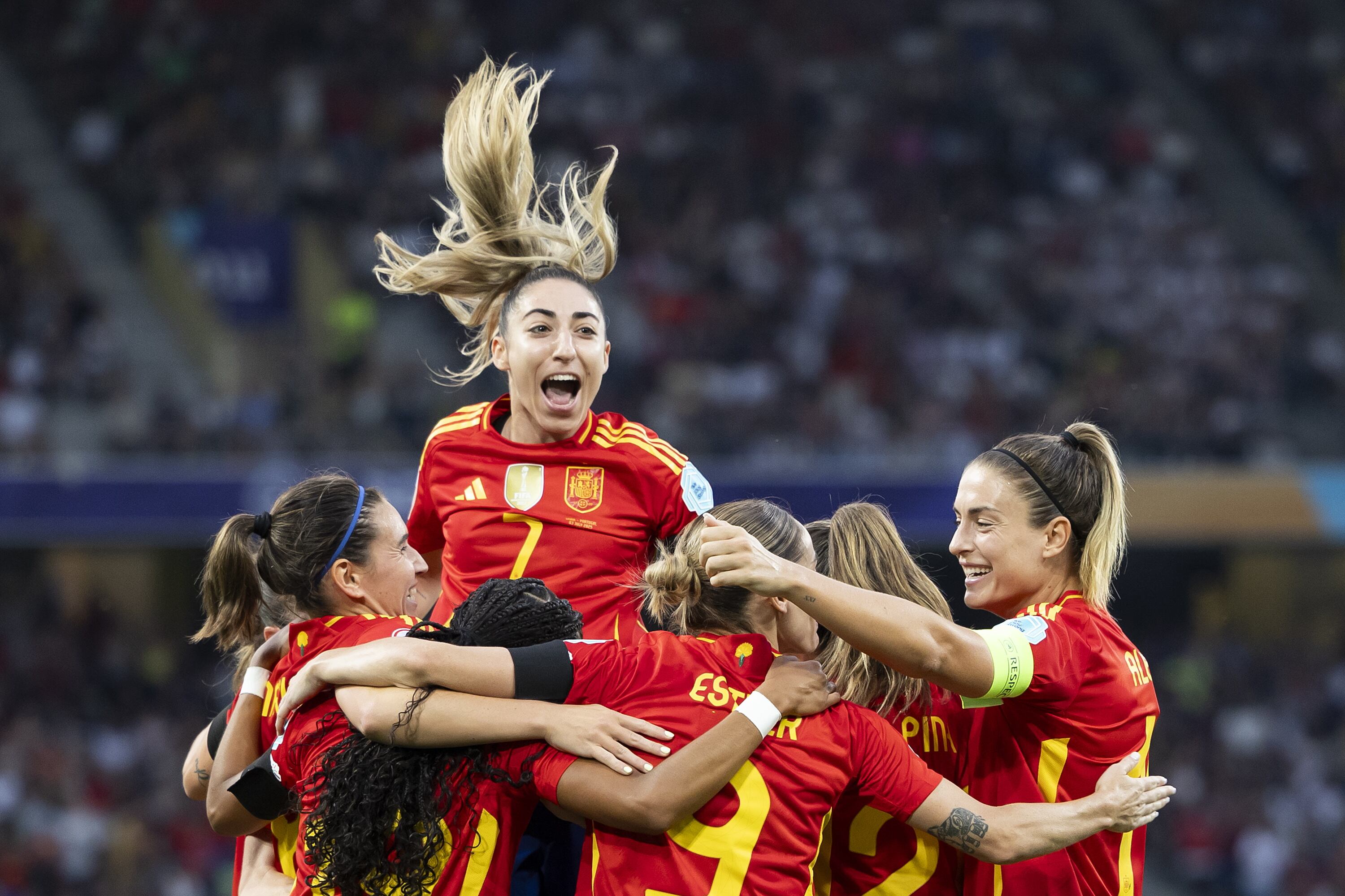 Jugadores de la Selección de España celebran la victoria 5-0 ante Portugal en la Eurocopa Femenina. FOTO: EFE/EPA/PETER KLAUNZER
