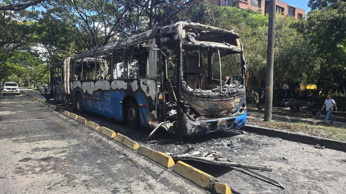 Ofrecen millonaria recompensa por responsables de incinerar bus del MIO