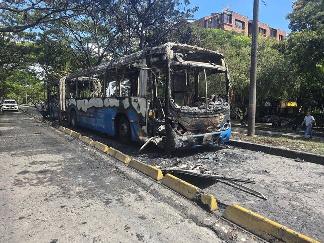 Un grupo de encapuchados obligó a bajar al conductor y quemó el articulado. Foto: Metrocali.
