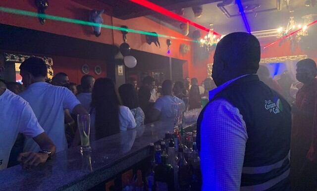 CALI, 28 de noviembre de 2021.- Cierran discoteca en Cali por no pedir carné de vacunación. (Colprensa-El País).