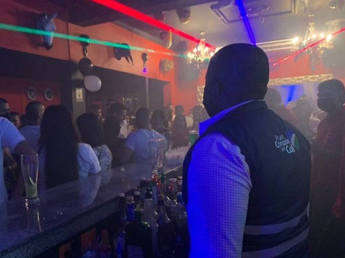 Cierran discoteca en Cali por no pedir el carné de vacunación