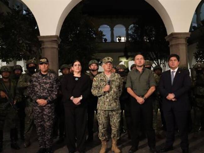 El jefe del Comando Conjunto de las Fuerzas Armadas de Ecuador, Jaime Vela (c), durante una declaración al termino del Consejo de Seguridad, que presidió el presidente ecuatoriano, Daniel Noboa, hoy, en Quito (Ecuador). Foto: EFE.