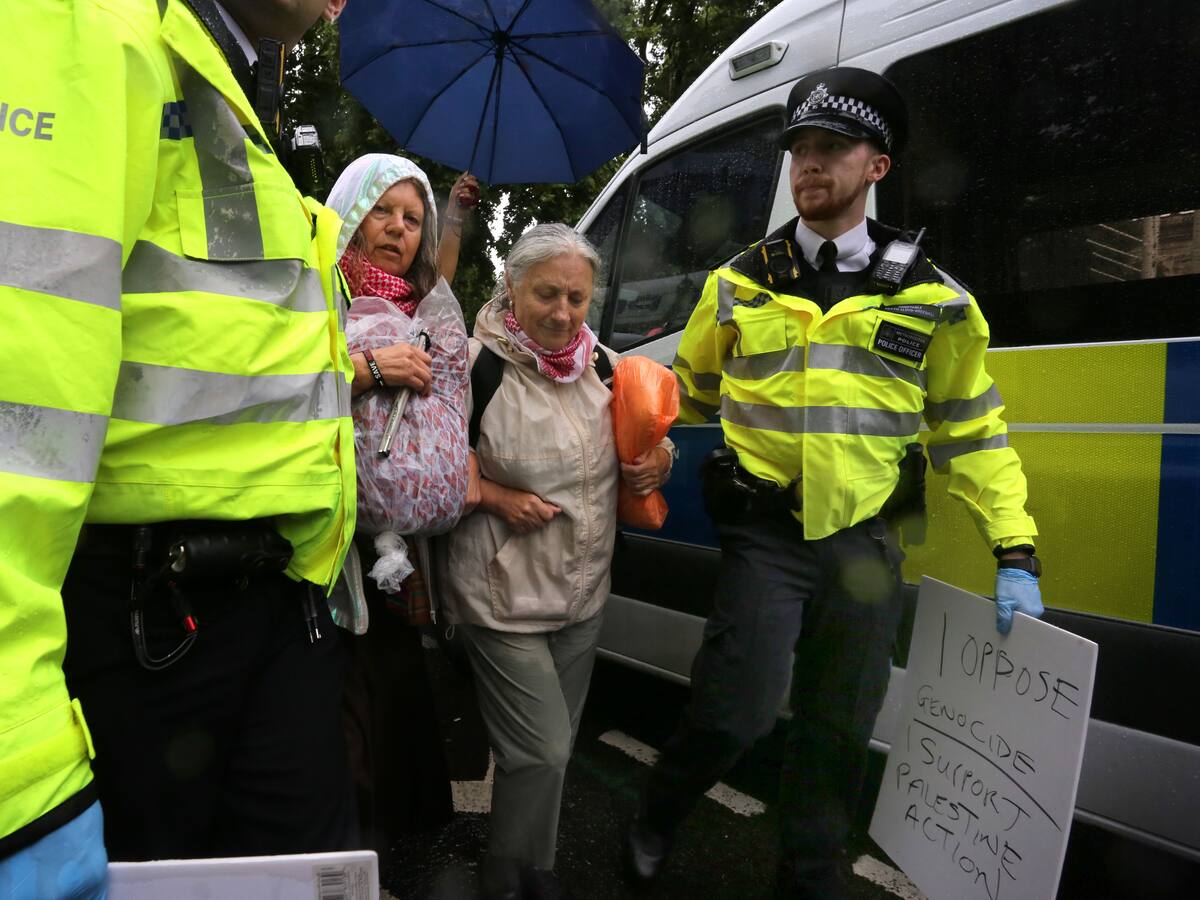 Diez detenidos tras varias protestas frente a un hotel de migrantes en Inglaterra
