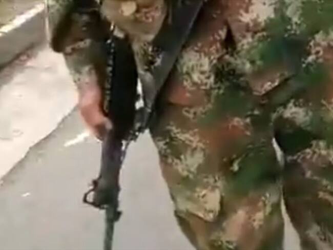 Versión dice que el soldado disparó al suelo, rebotó e impactó a Juliana Giraldo: general