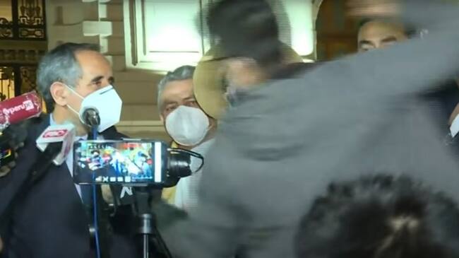 Tras el golpe el diputado tuvo que ser atendido por médicos. Foto: Captura