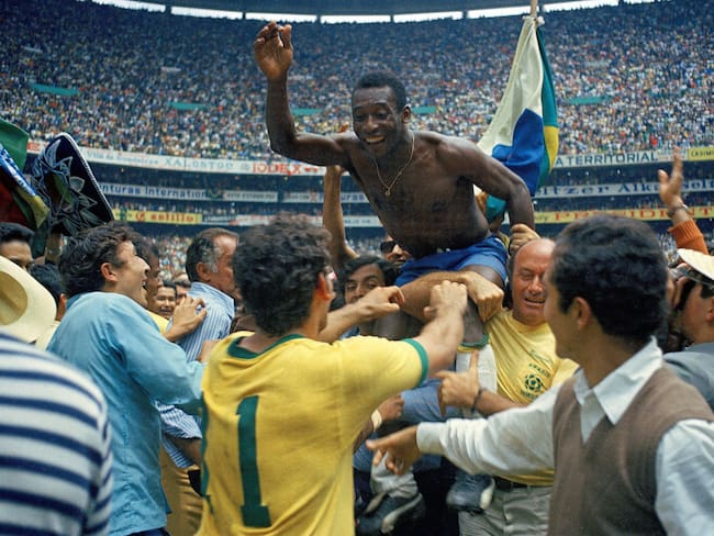 Edson Arantes Do Nascimento Pele of Brazil celebrates the victory after winnings the 1970 World Cup Mexico (Photo by Alessandro Sabattini/Getty Images)