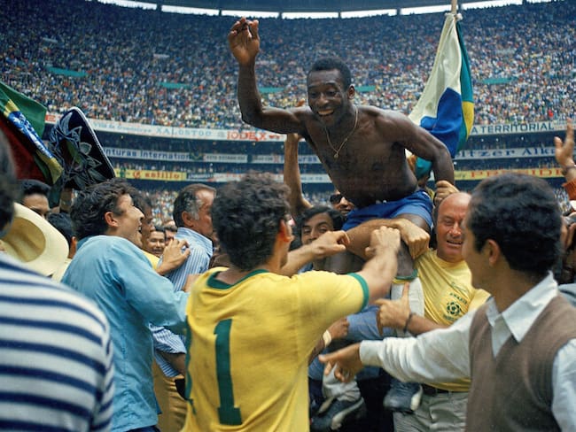 Edson Arantes Do Nascimento Pele of Brazil celebrates the victory after winnings the 1970 World Cup Mexico (Photo by Alessandro Sabattini/Getty Images)