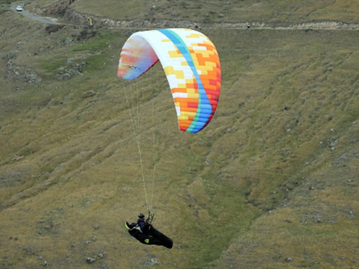 El colombiano que se convirtió en la figura del parapente en Europa
