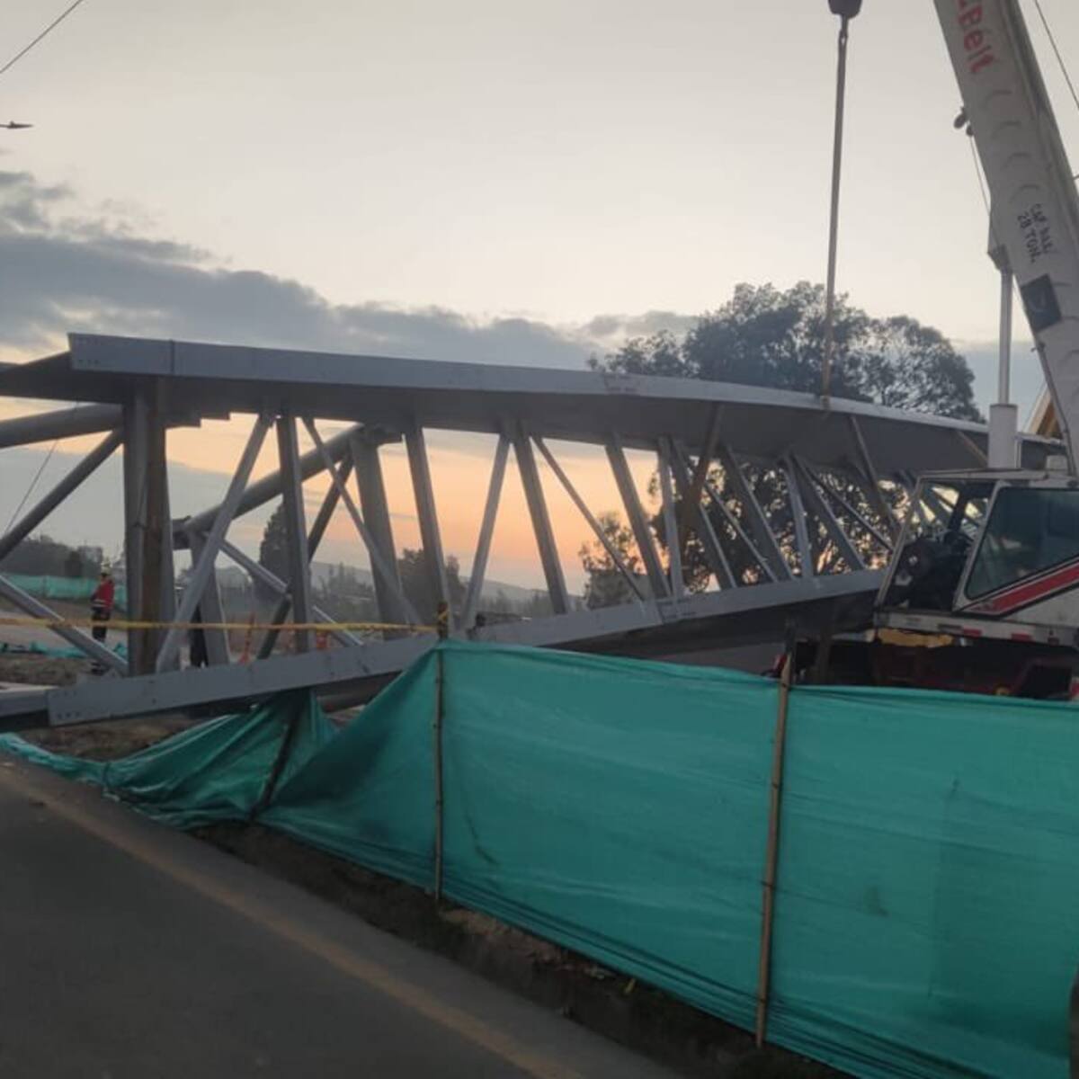 Colapsó puente en construcción en Madrid, Cundinamarca: movilidad se ve afectada