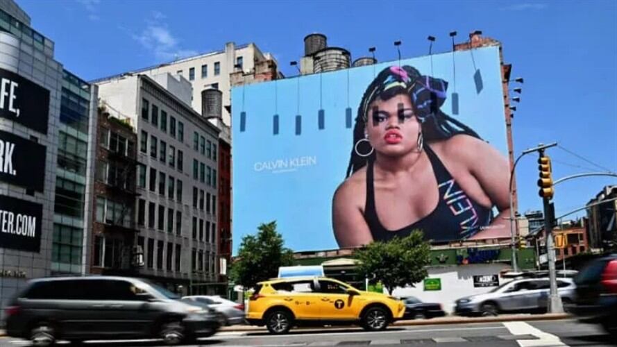 Calvin Klein celebra el mes del orgullo con mujer trans afro. Foto: Captura de pantalla