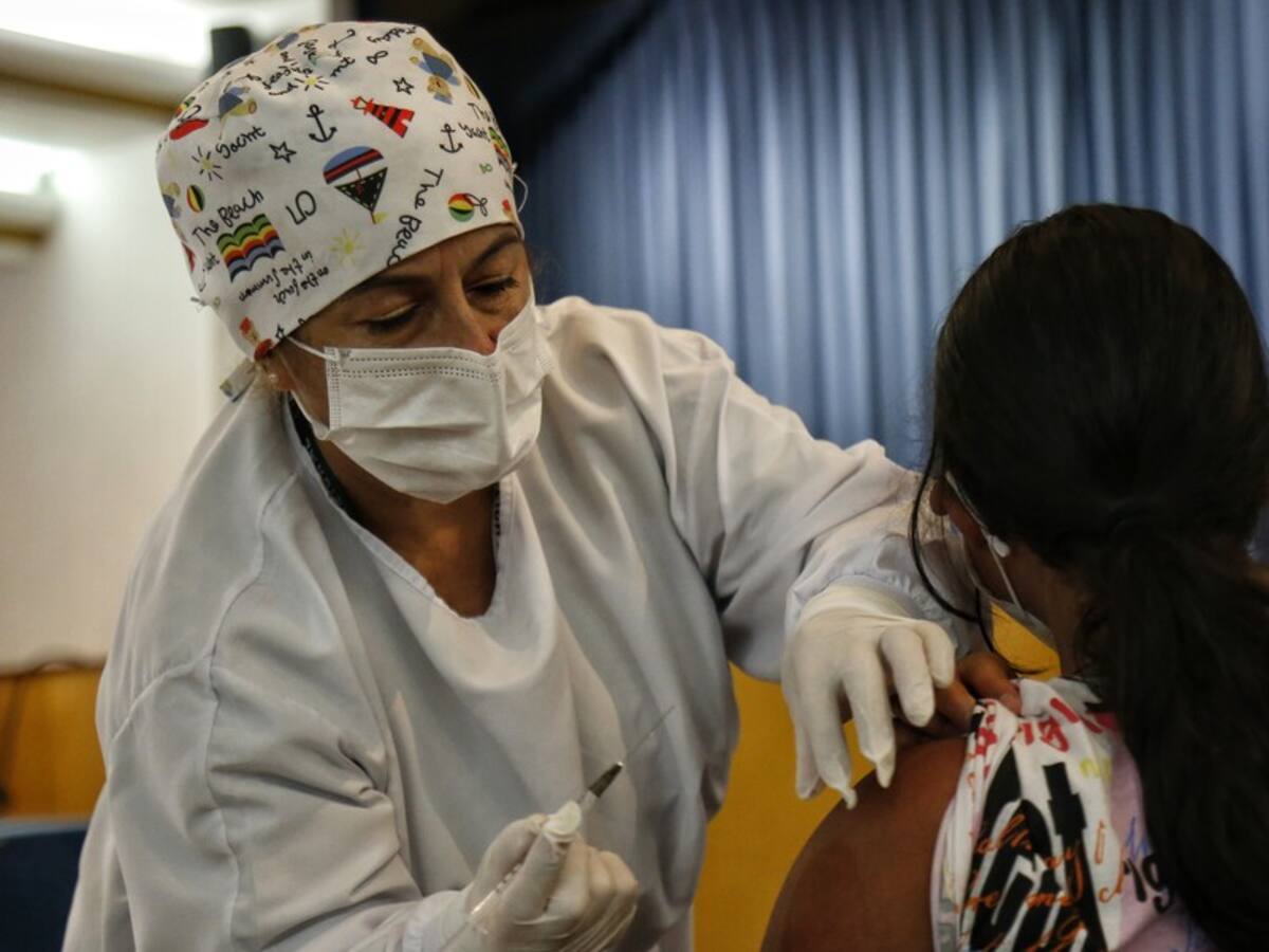 Segunda dosis contra el COVID-19 se podrá combinar con un biológico en Bogotá