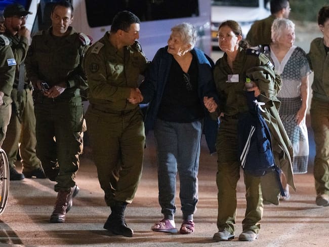 Mujeres y niños israelíes liberados por Hamás se reencuentran con sus seres queridos. Foto:
