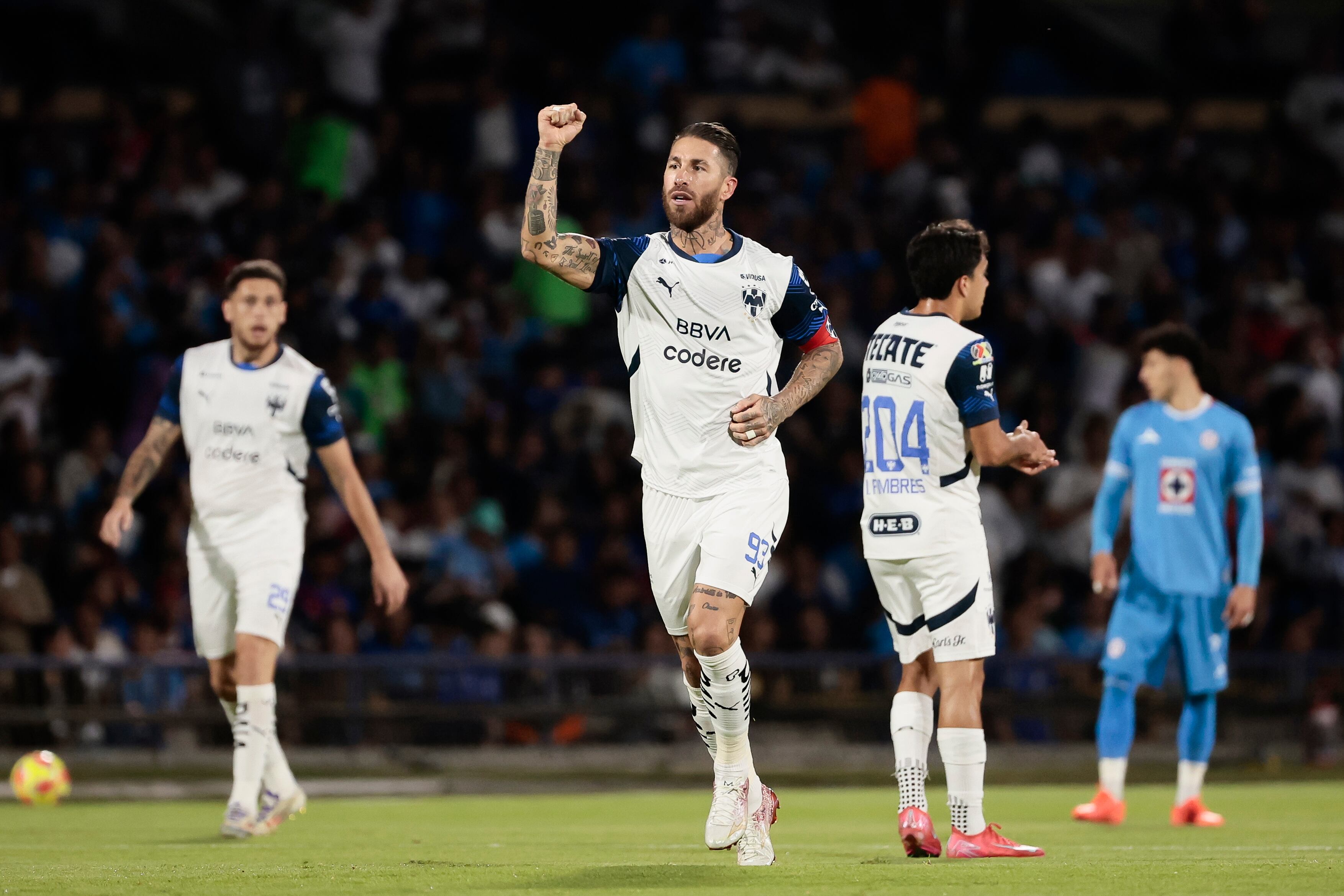 MEX00. CIUDAD DE MÉXICO (MÉXICO), 08/03/2025.- El jugador de Monterrey Sergio Ramos celebra una anotación ante Cruz Azul este sábado, en un partido de la jornada 11 del Torneo Clausura del fútbol mexicano en el Estadio Olímpico Universitario en Ciudad de México (México). EFE/José Méndez