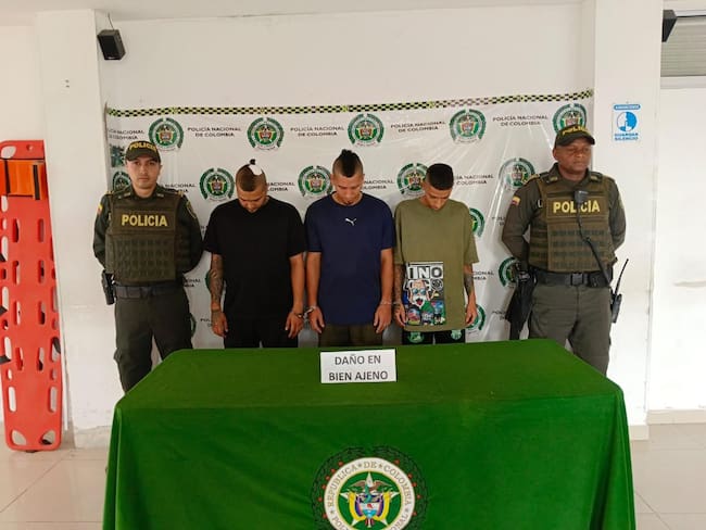 La policía capturó a tres hombres de 18, 27 y 29 años, acusados de ser los presuntos responsables de los disturbios. Foto: Policía Valle.