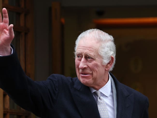 El rey Carlos III sale de la clínica de Londres. Foto: EFE/ANDY RAIN