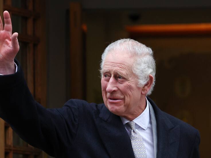 Londres (Reino Unido), 29/01/2024.- El rey Carlos III sale de la clínica de Londres, Reino Unido, este lunes. El rey Carlos III abandonó el hospital tras un tratamiento de próstata. EFE/ANDY RAIN