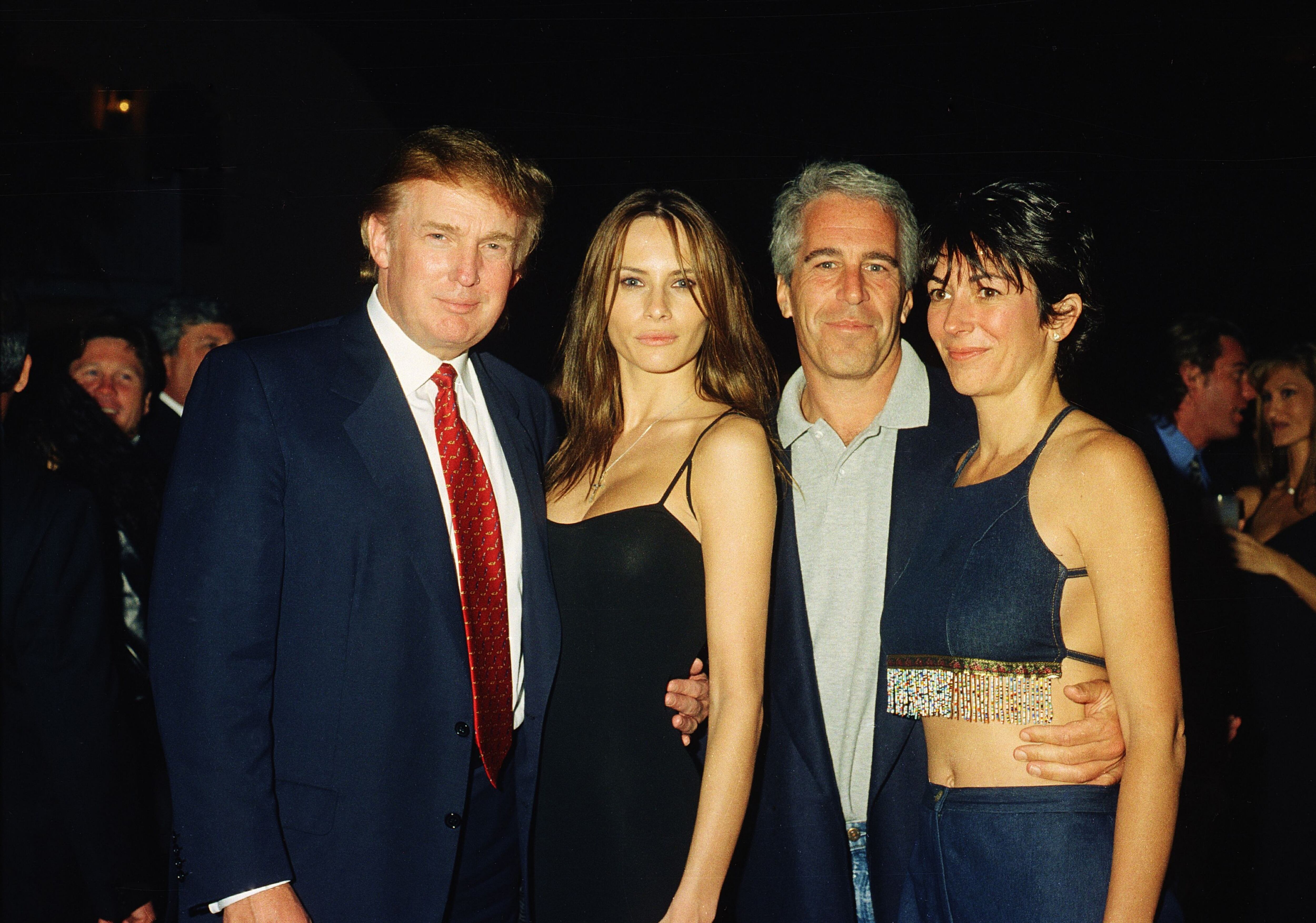 De izquierda a derecha, Donald Trump, Melania Trump, Jeffrey Epstein y Ghislaine Maxwell en Mar-a-Lago club, Palm Beach, Florida.
(Foto: Davidoff Studios/Getty Images)