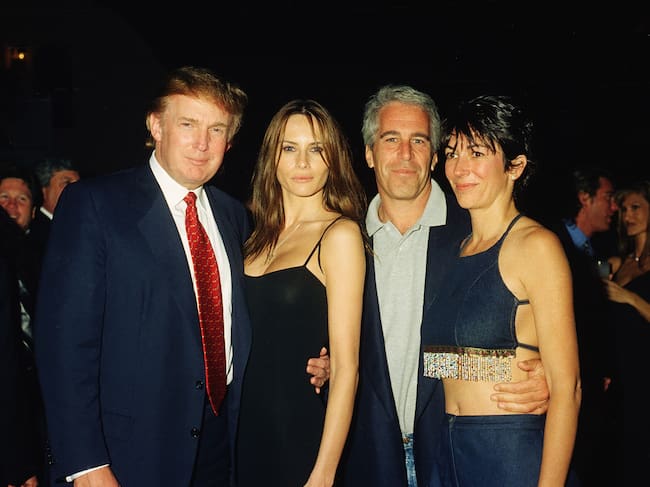 De izquierda a derecha, Donald Trump, Melania Trump, Jeffrey Epstein y Ghislaine Maxwell en Mar-a-Lago club, Palm Beach, Florida.
(Foto: Davidoff Studios/Getty Images)
