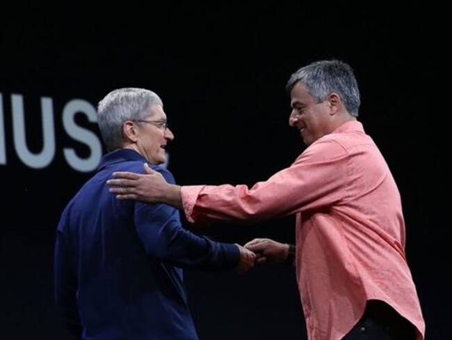 Eddy Cue (dcha) saludando al CEO de Apple, Tim Cook, durante una conferencia en San Francisco, California.. Foto: BBC Mundo