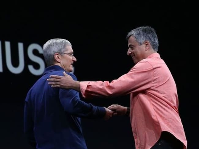 Eddy Cue (dcha) saludando al CEO de Apple, Tim Cook, durante una conferencia en San Francisco, California.. Foto: BBC Mundo