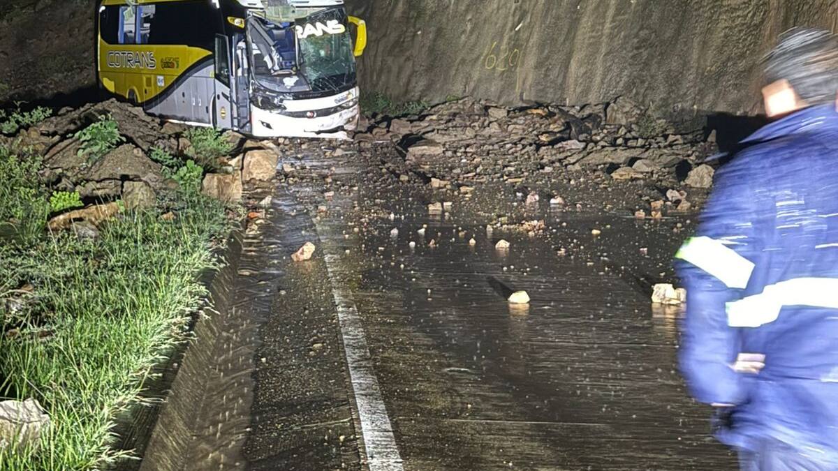Por un derrumbe cayeron rocas sobre un bus y dejó una persona muerta en Santander