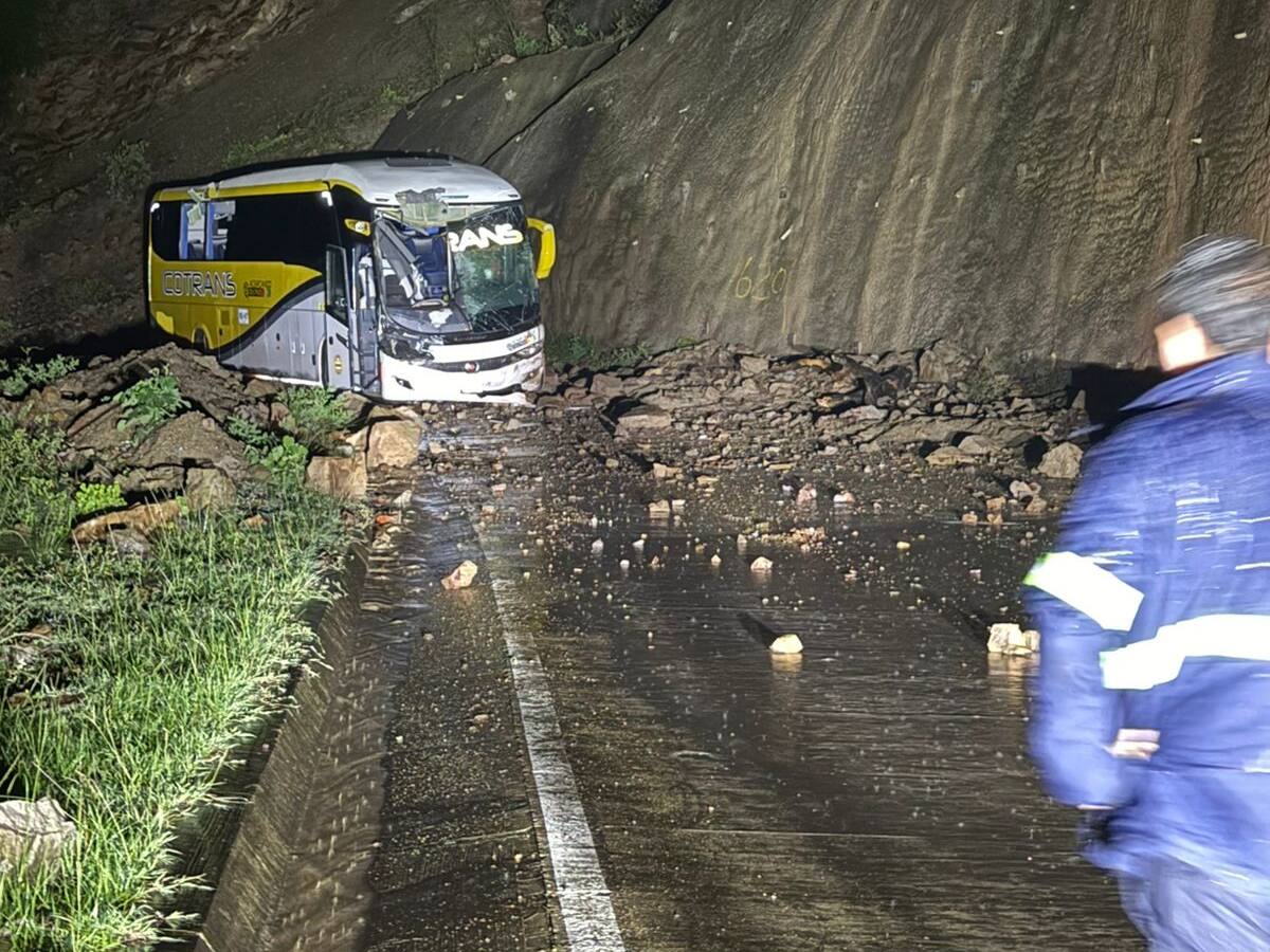 Por un derrumbe cayeron rocas sobre un bus y dejó una persona muerta en Santander