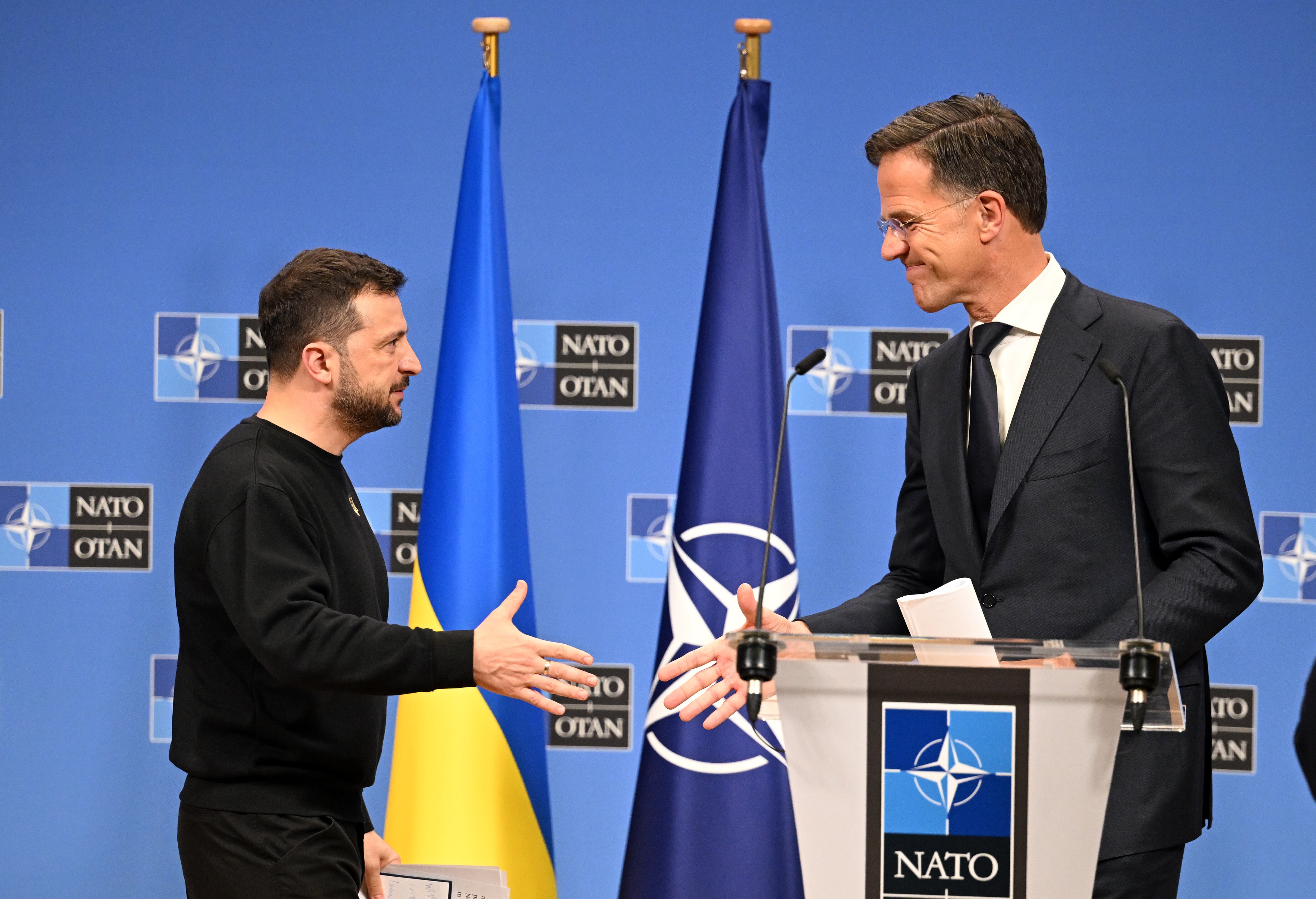 El secretario general de la OTAN, Mark Rutte (d), da la bienvenida al presidente de Ucrania, Volodimir Zelenski, a su llegada a una rueda de prensa conjunta en la sede de la OTAN en Bruselas, Bélgica, el 17 de octubre de 2024. (Dursun Aydemir/Anadolu vía Getty Images)
