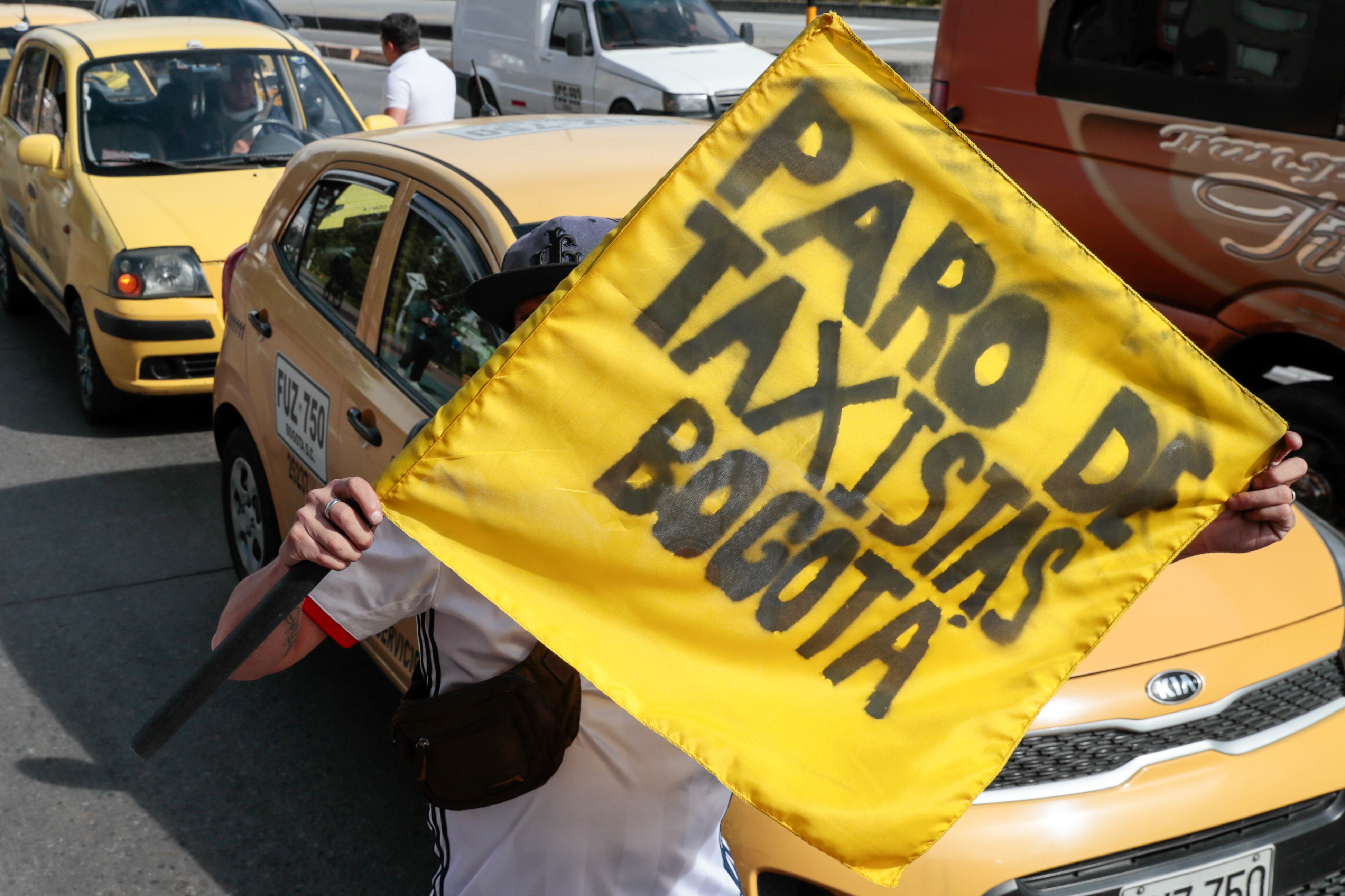 Conductores de taxi participan de una protesta en Bogotá (Colombia). EFE/ Carlos Ortega