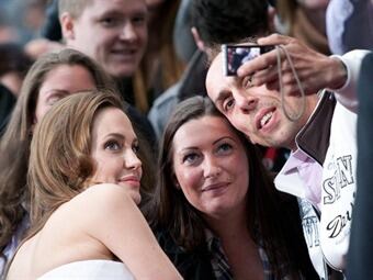 La actriz estadounidense Angelina Jolie posa con seguidores en el estreno de la película "World War Z" en Berlín, Alemania. Foto: EFE.